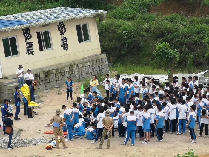 學(xué)生正在等待體驗(yàn)地震體驗(yàn)館